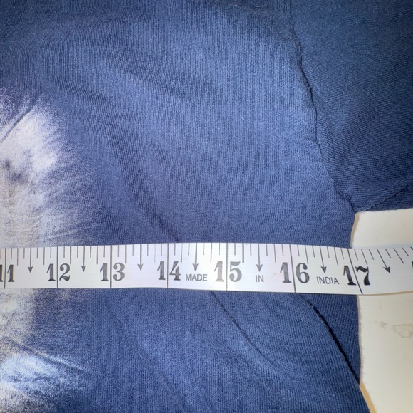 Taylor Swift 1989 tour t shirt size medium but runs small 2015 - Picture 5 of 6